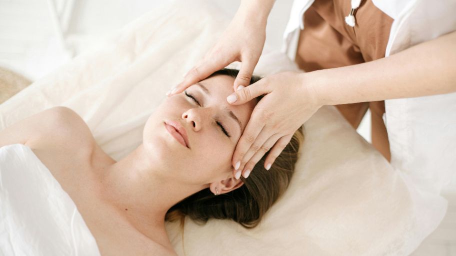 Why every traveler needs a massage after a flight now Combat jet lag