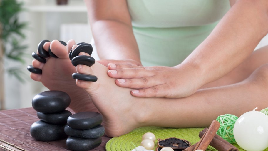 Everything you need to know about hot stone massage for muscle knots As the warmth from the stones spreads through the body, muscles begin to loosen and tension gradually reduces, creating a more relaxed physical state