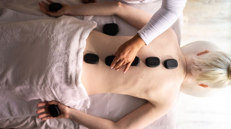 Discover top 6 benefits of hot stone massage for sleep Helps the body unwind after a busy day