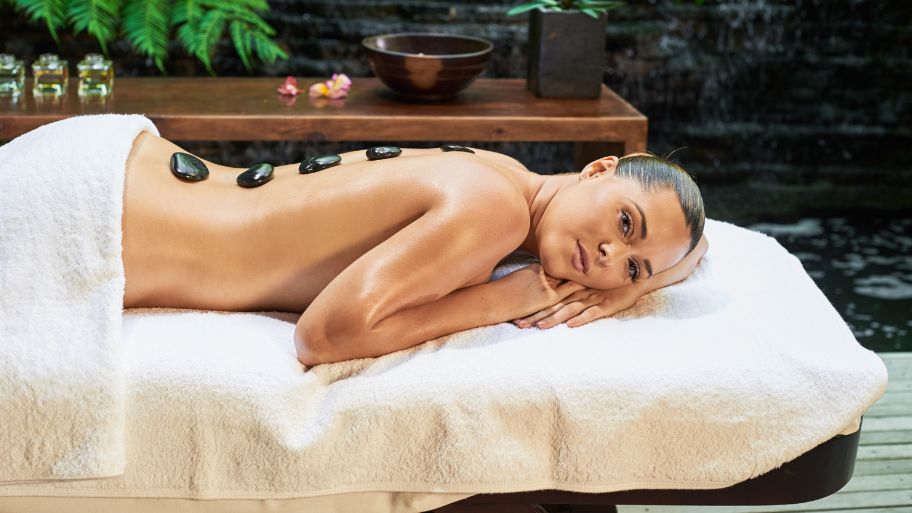 Discover the secrets behind hot stone massage How does hot stone massage work?