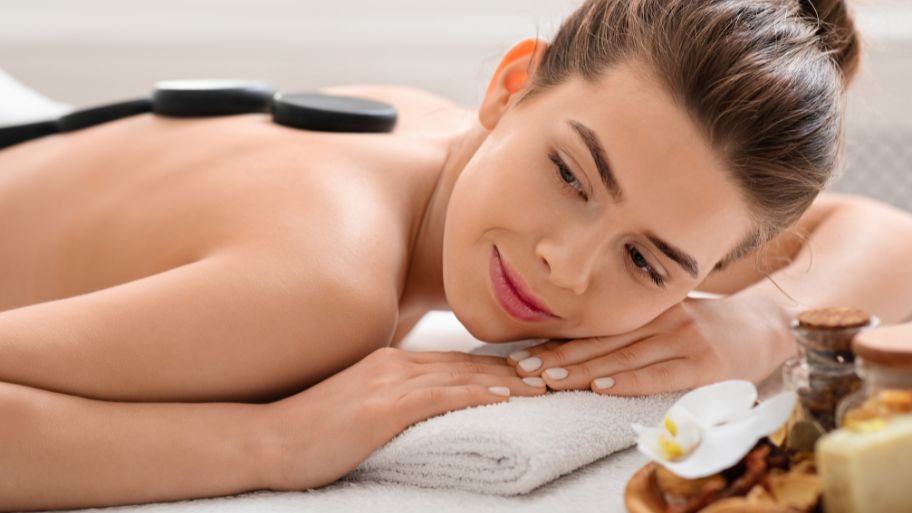 Discover top 6 benefits of hot stone massage for sleep Provides gentle warmth for better comfort
