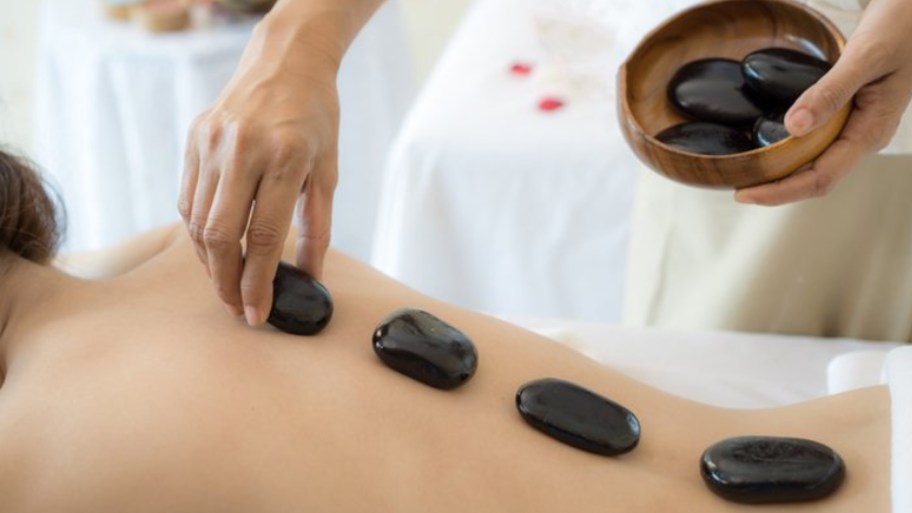 This highlights the benefit of stone massage in promoting relaxation and quickly relieving tension