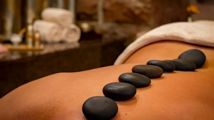 Everything you need to know about hot stone massage for muscle knots Warmth helps make muscles, tendons, and connective tissues more flexible by gently raising tissue temperature and reducing tightnes